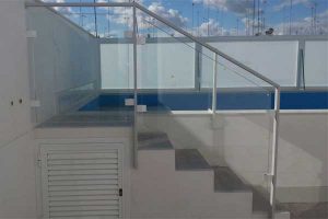 Cerramiento y baranda de aluminio para piscina de Aluminios Lito