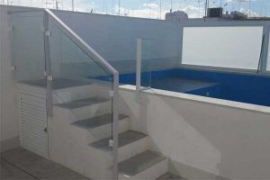 Cerramiento y baranda de aluminio para piscina de Aluminios Lito