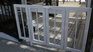 Puertas abatibles Noria de Sevilla de Aluminios Lito
